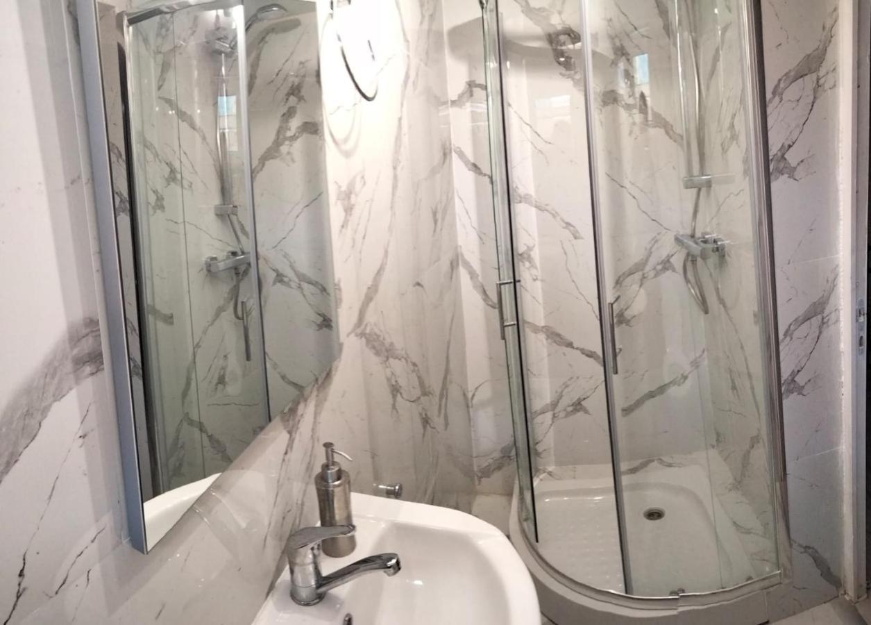 Doi Iepuri Appartement Azuga Buitenkant foto